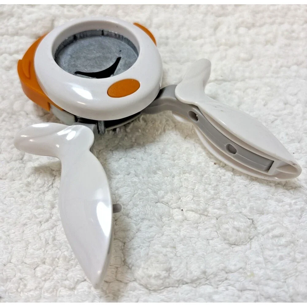 Fiskars 3-in-1  Rotating Corner Squeeze Punch Scrapbook Card Making Craft